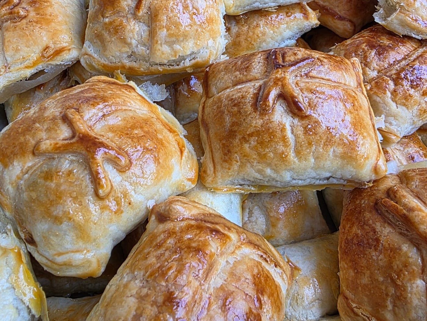 Een stapel gebakken Paloempies, klaar om in te vriezen of op te warmen
