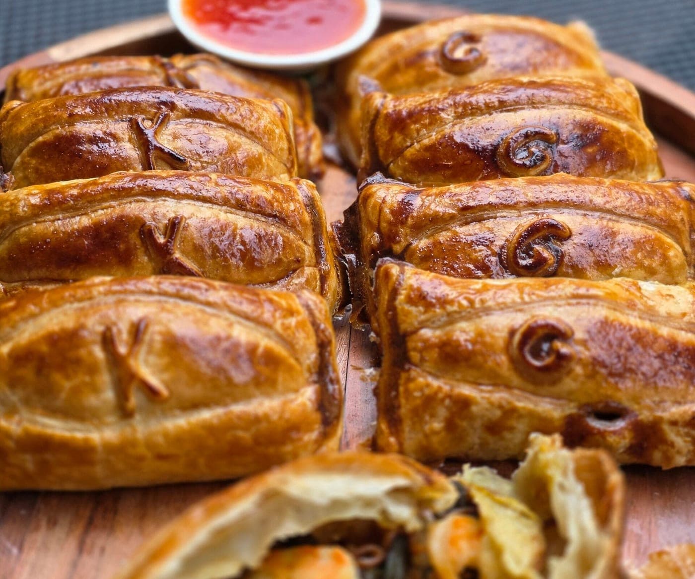 Gebakken Paloempies op een plank, links de exemplaren met een K en rechts die met een G