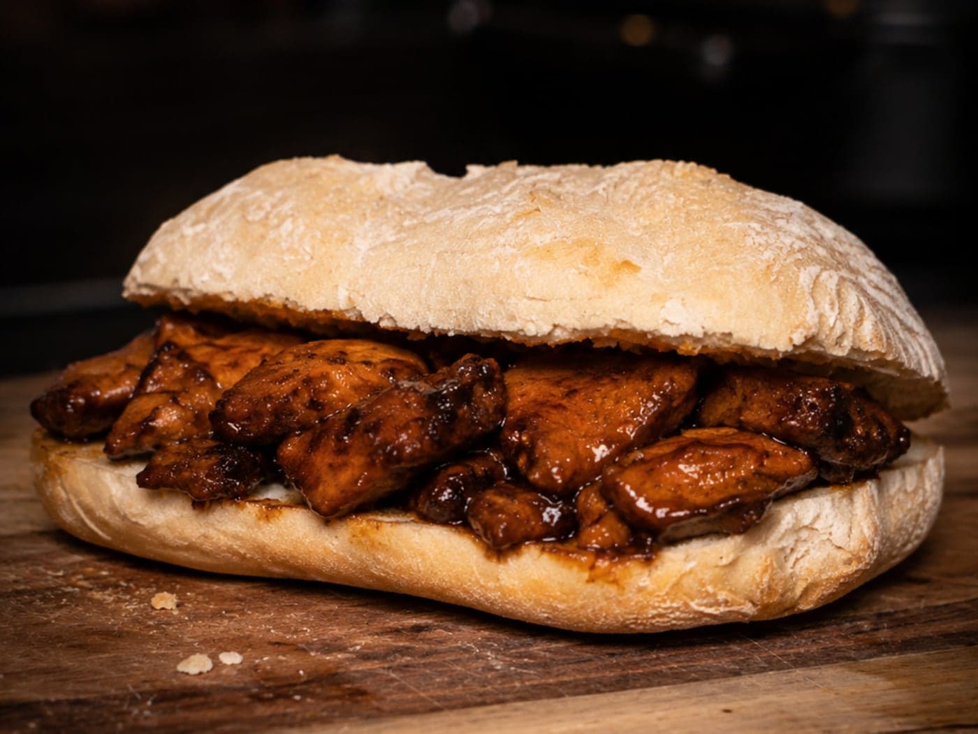 Een pistolet vol donker gelakte kip in ketjap, zonder verdere toppings