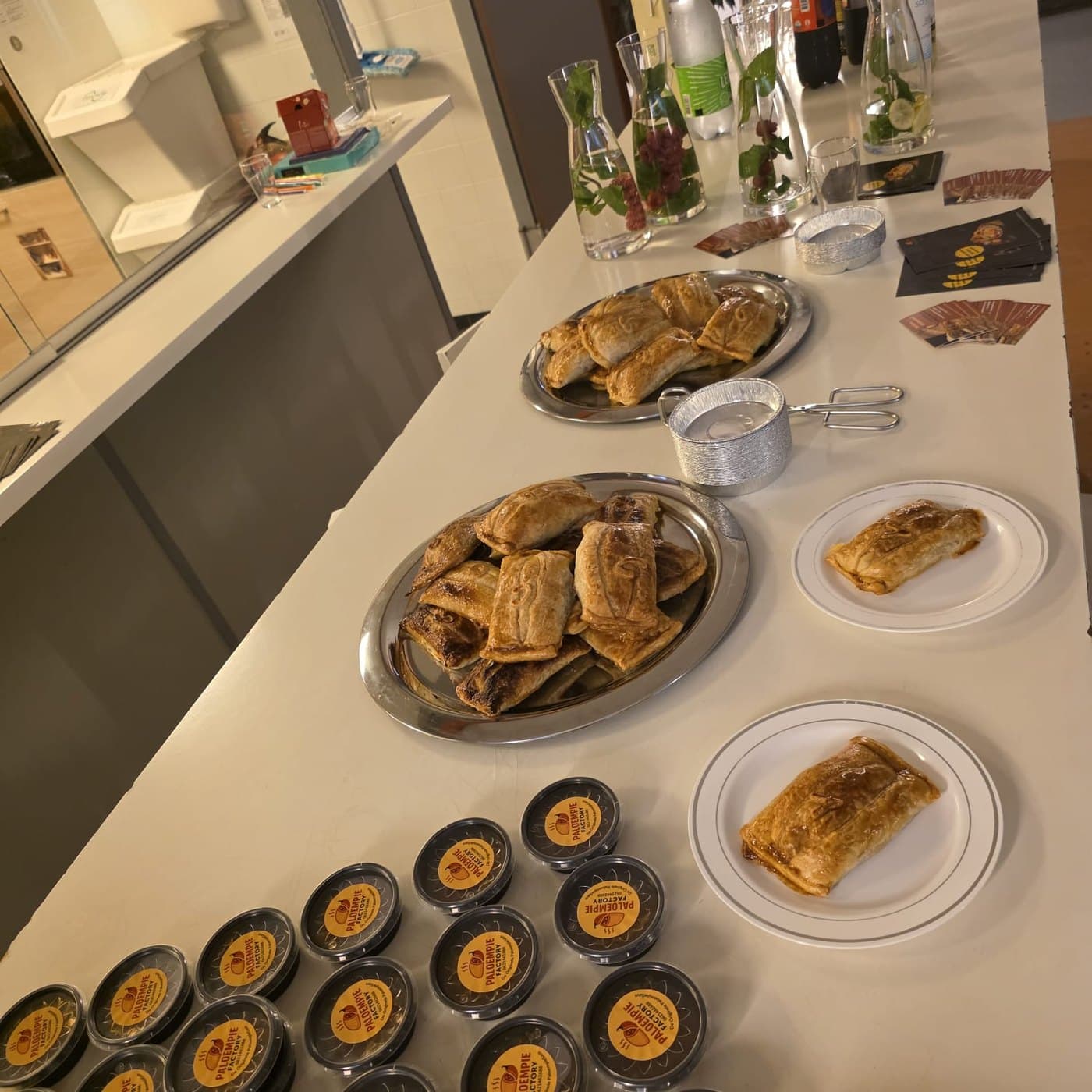 Schalen met Paloempies op een bar, met daarvoor tientallen sauspotjes met het logo van Paloempie Factory