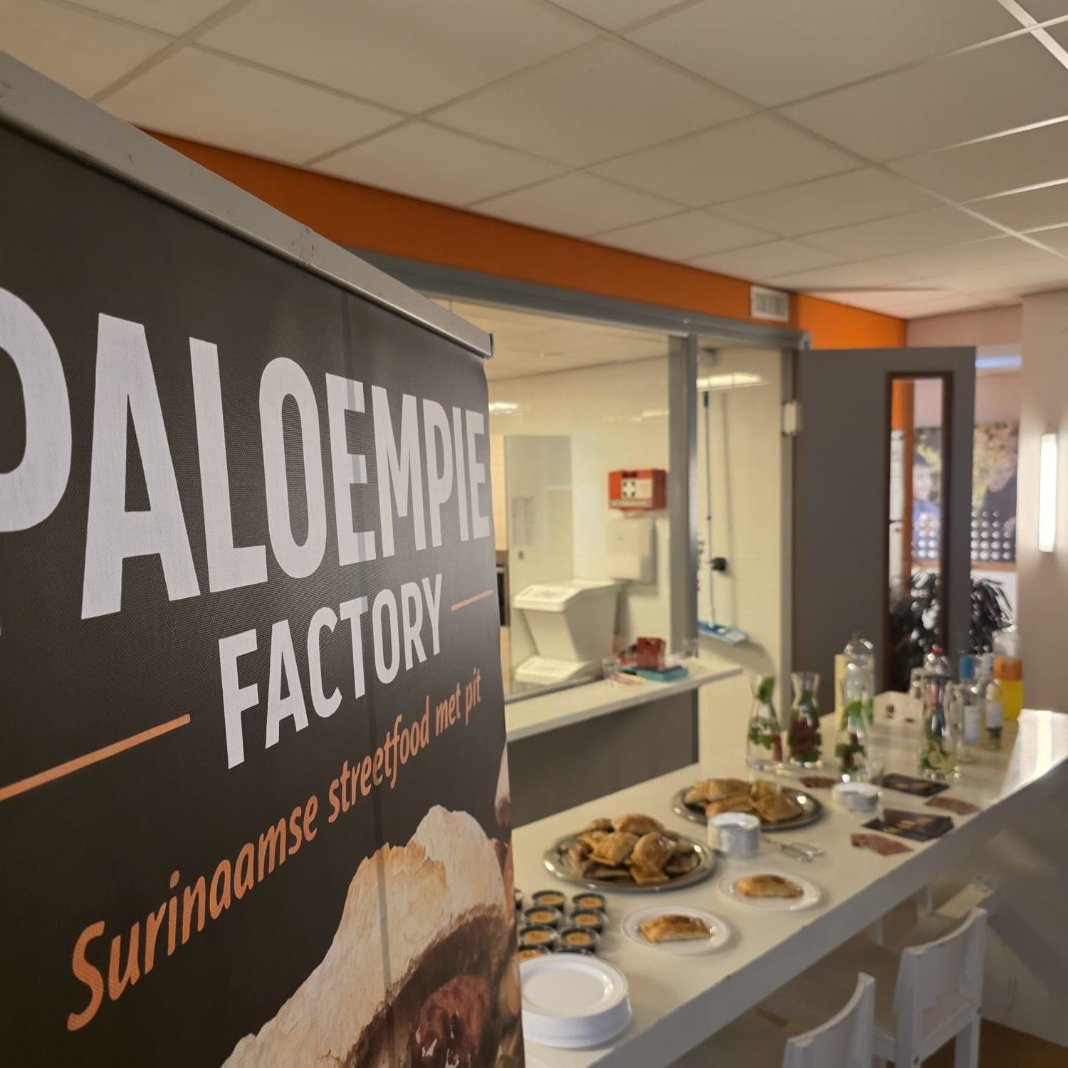 Schalen met Paloempies en sauspotjes uitgestald op een bar, klaar voor een gezelschap